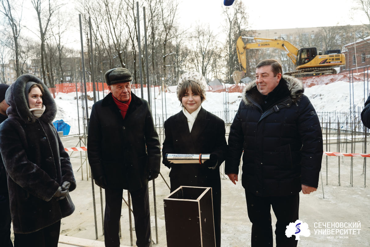 Ректор, студенты и ветераны Сеченовского Университета заложили капсулу времени в фундамент нового общежития на улице Россолимо