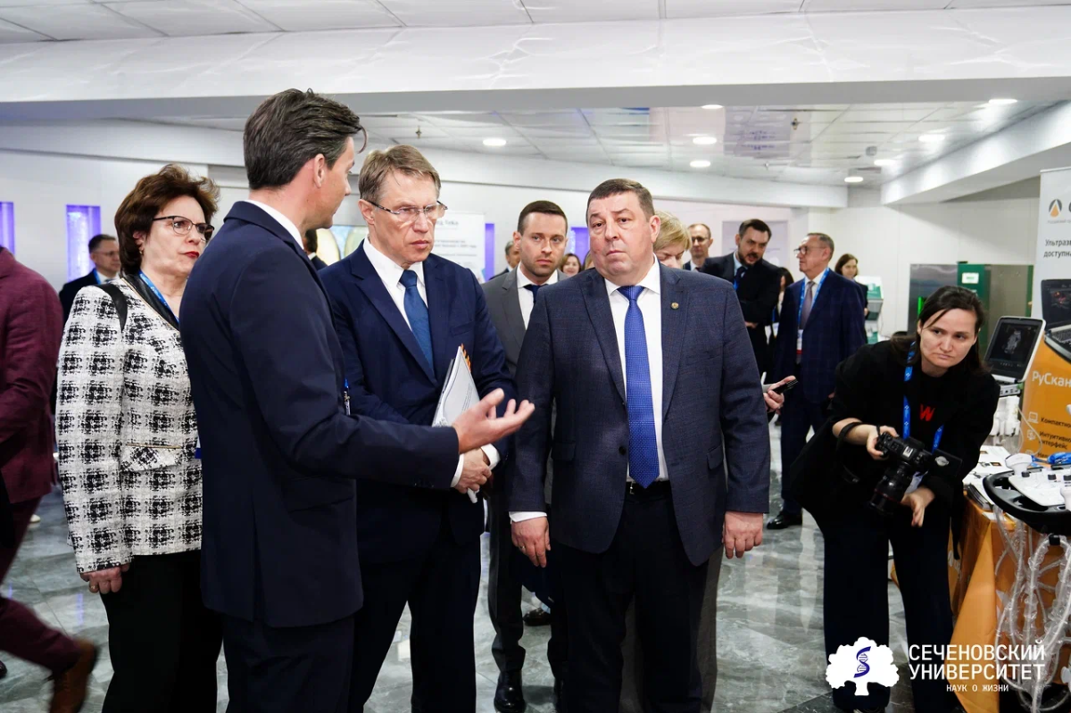 ЭКГ-монитор, 3D-биопринтер и аппарат ИВЛ: главе Минздрава представили разработки лидеров российского медпрома