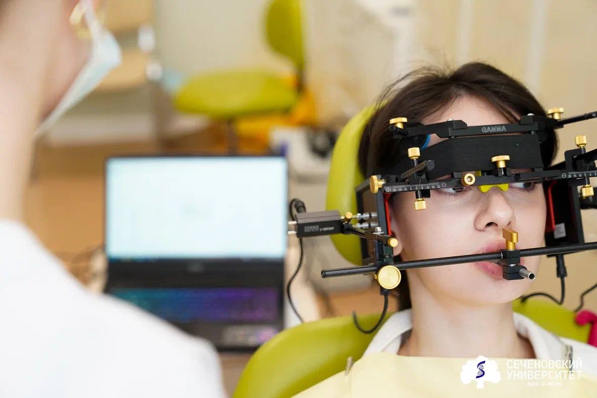 Болит лицо и щелкает челюсть: проблема в прикусе, осанке или эмоциях?