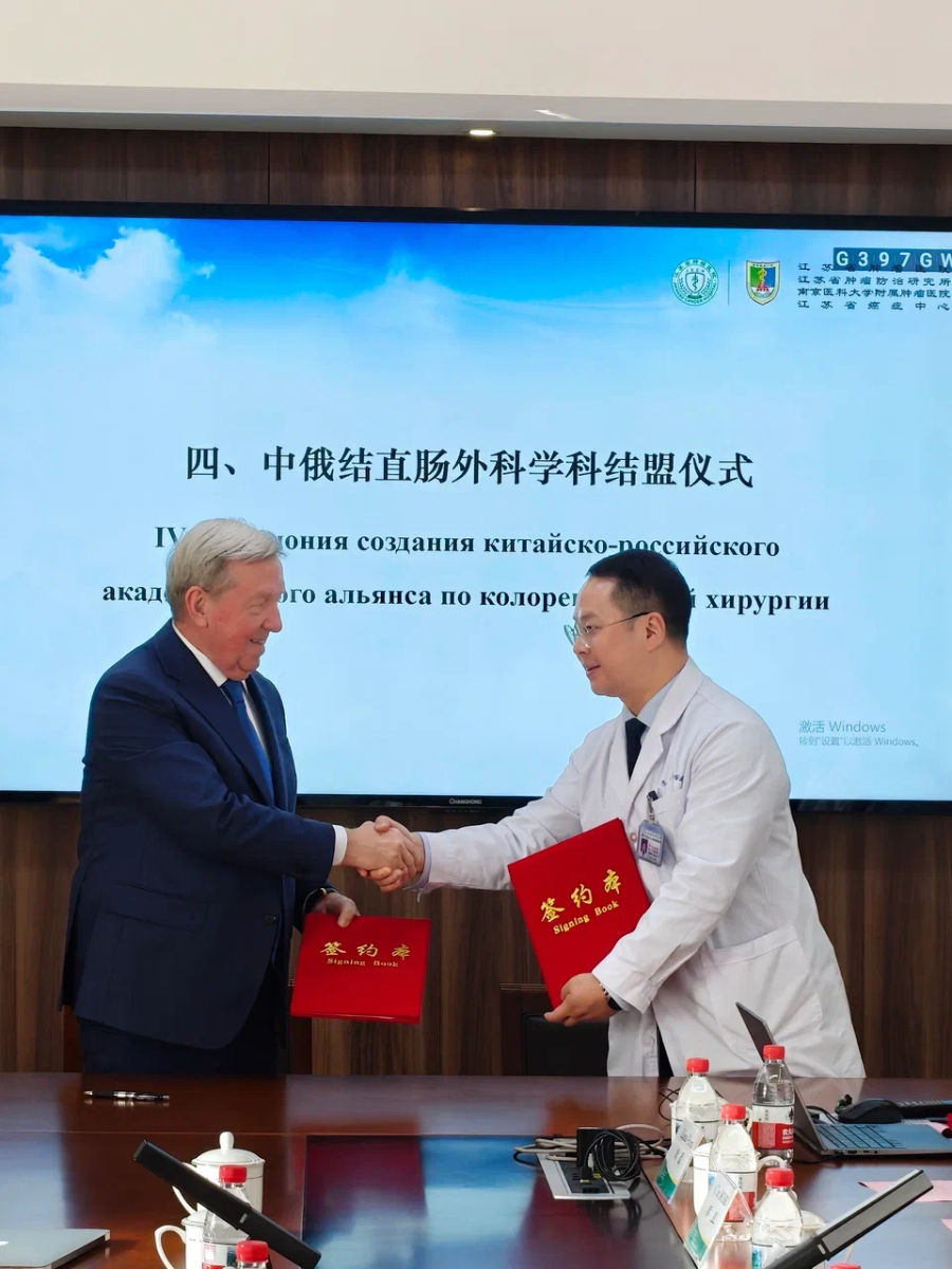 Колопроктологи Сеченовского Университета посетили производство высокотехнологичного медицинского оборудования в Китае